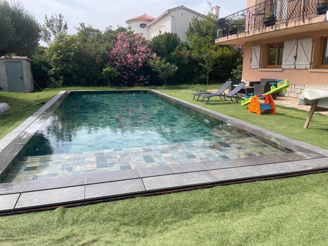 Bas De Avec Piscine Et Exterieur